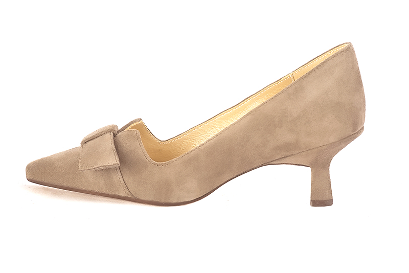 Tan beige women's dress pumps, with a knot on the front. Tapered toe. Medium spool heels. Profile view - Florence KOOIJMAN